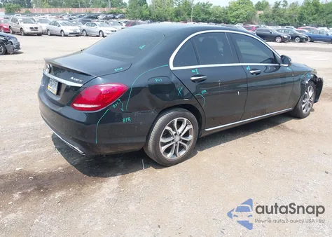 2017 Mercedes-Benz C 300 4Matic/Luxury 4Matic/Sport 4Matic z USA, uszkodzony, nr VIN 55SWF4KB3HU198387